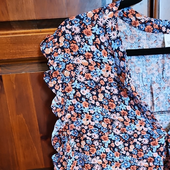 Universal Threads Floral V-Neck, Sleeveless, Navy, Periwinkle, Pink, & Coral Top - Picture 3 of 5